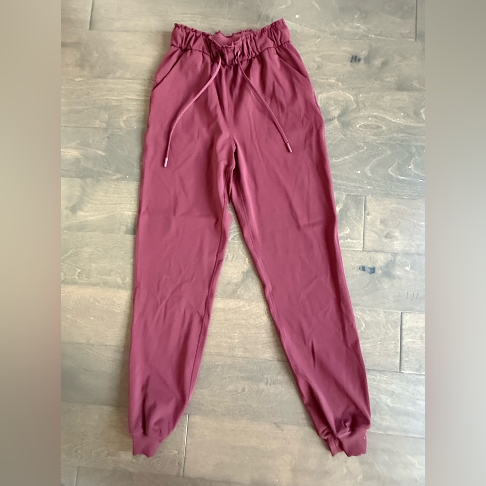 Lululemon Jogger Pants- NEW (size 2)